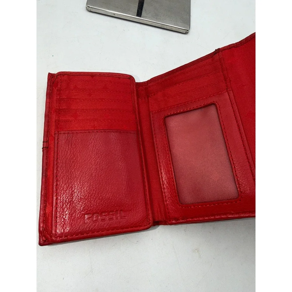 Fossil Red Pebbled Leather Trifold Wallet Keyhole Logo Snap Closure Pocket